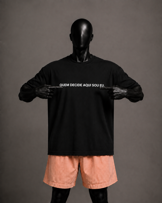 Camiseta oversized masculina Quem Decide Aqui Sou Eu — vista de frente