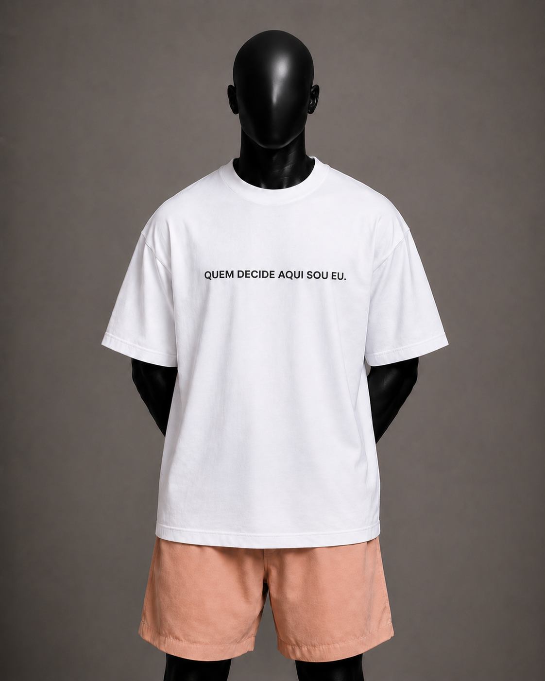Camiseta oversized masculina Quem Decide Aqui Sou Eu — detalhe 2