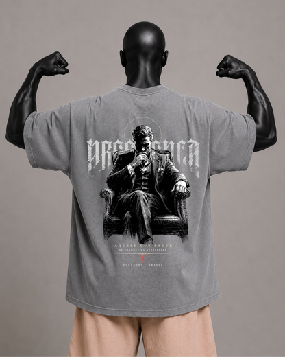 Camiseta oversized masculina Aquele que Provê PRESENÇA — vista de frente