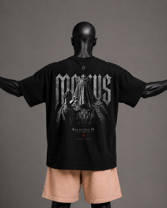 Camiseta oversized masculina Balduíno IV MOTUS — vista de costas