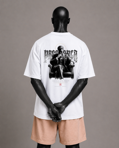 Camiseta oversized masculina Aquele que Provê PRESENÇA — detalhe 1