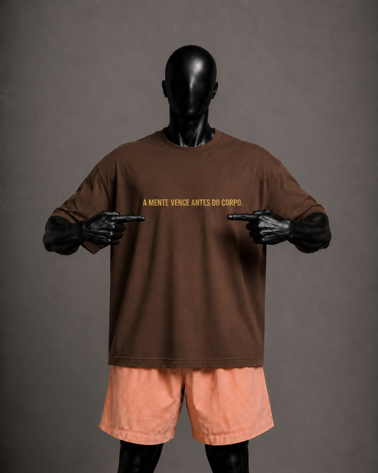 Camiseta oversized masculina A Mente Vence Antes do Corpo — vista de costas