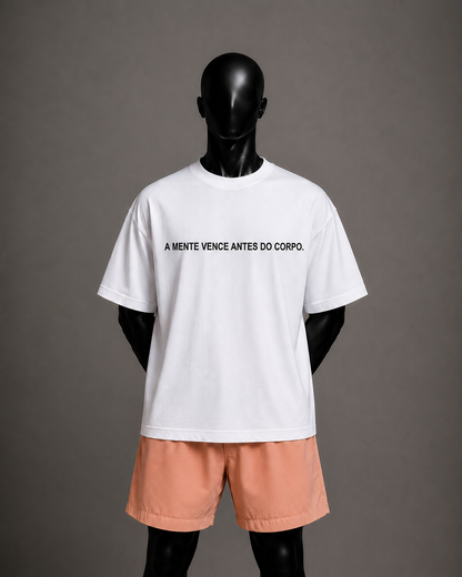 Camiseta oversized masculina A Mente Vence Antes do Corpo — detalhe 2