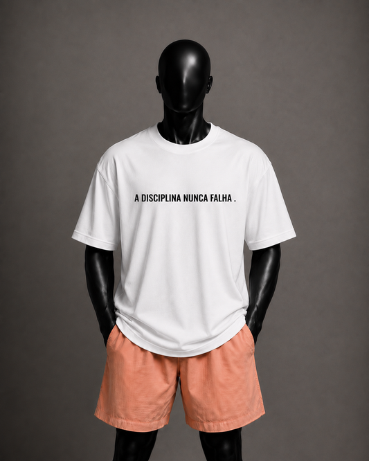 Camiseta oversized masculina A Disciplina Nunca Falha — vista de frente