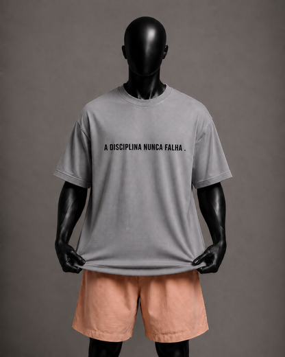 Camiseta oversized masculina A Disciplina Nunca Falha — detalhe 1