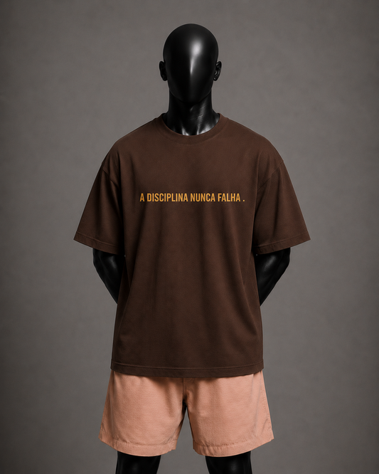 Camiseta oversized masculina A Disciplina Nunca Falha — vista de costas