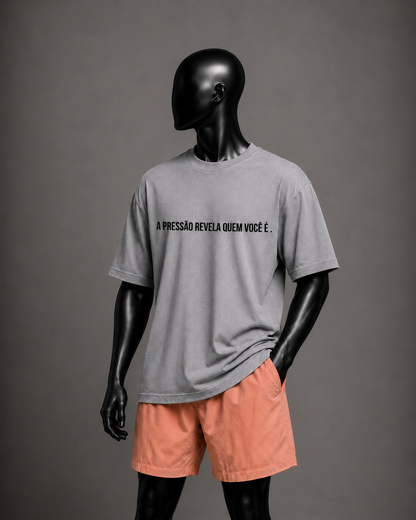 Camiseta oversized masculina A Pressão Revela Quem Você É — detalhe 2