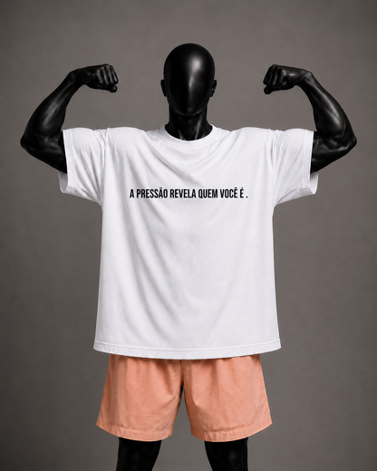Camiseta oversized masculina A Pressão Revela Quem Você É — detalhe 1