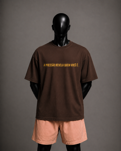 Camiseta oversized masculina A Pressão Revela Quem Você É — vista de costas