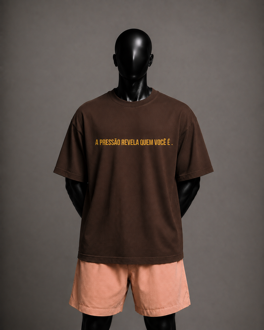 Camiseta oversized masculina A Pressão Revela Quem Você É — vista de costas