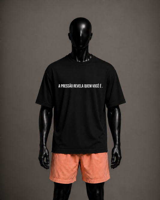 Camiseta oversized masculina A Pressão Revela Quem Você É — vista de frente