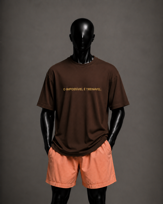 Camiseta oversized masculina O Impossível é Treinavel — vista de costas