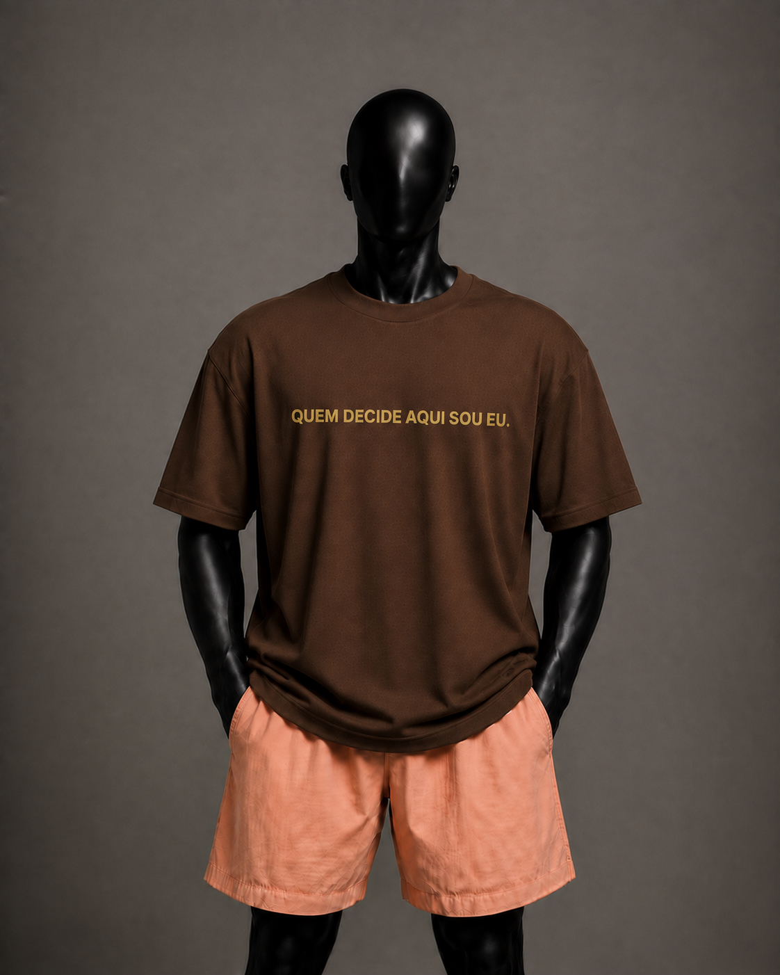 Camiseta oversized masculina Quem Decide Aqui Sou Eu — vista de costas
