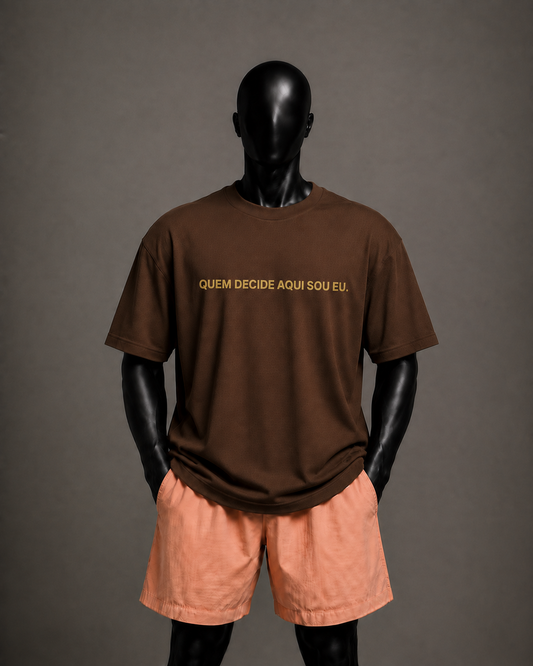 Camiseta oversized masculina Quem Decide Aqui Sou Eu — vista de costas